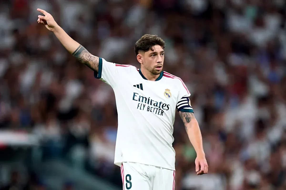 Jugador de Real Madrid señalando durante el partido