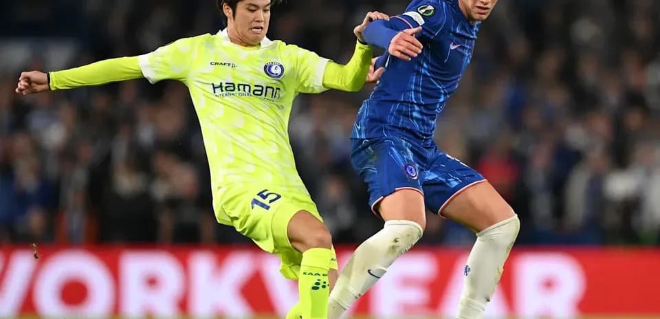 Dos jugadores luchando por el balón en el partido