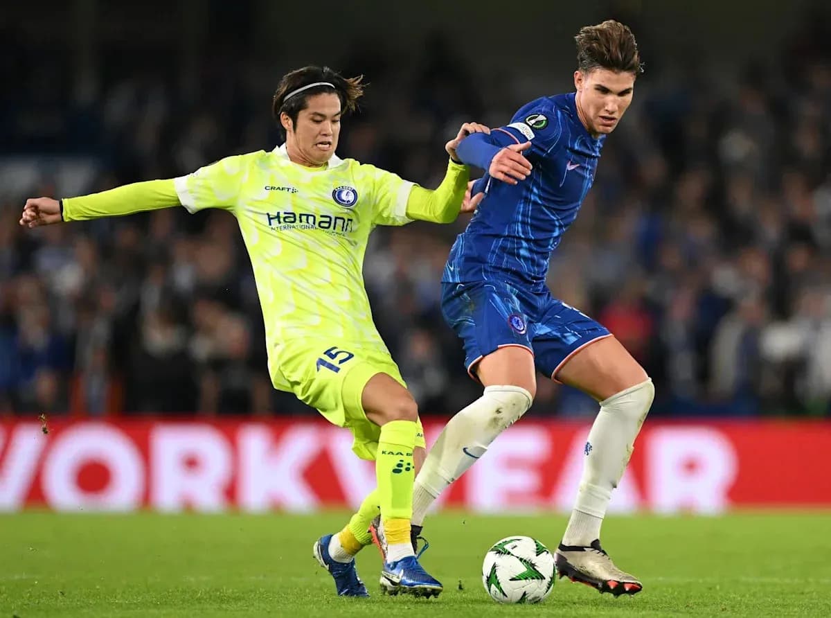 Dos jugadores luchando por el balón en el partido