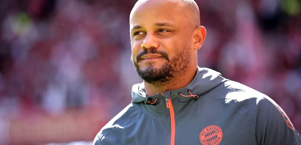 Entrenador de FC Bayern München en el campo