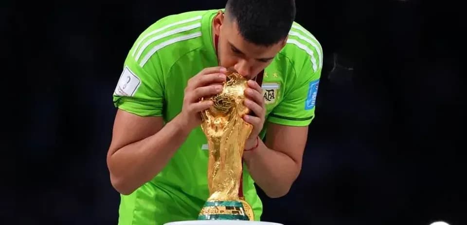 Portero besando el trofeo de la Copa del Mundo