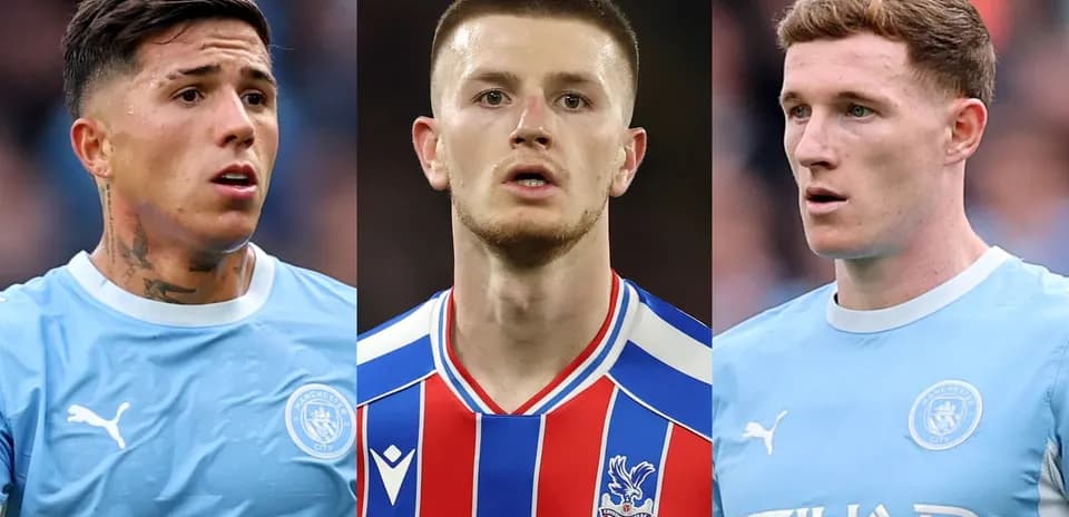 Tres jugadores en uniformes de fútbol durante partido
