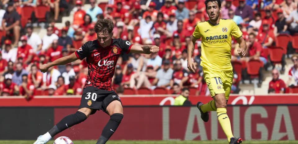 Jugador de Mallorca disparando a puerta