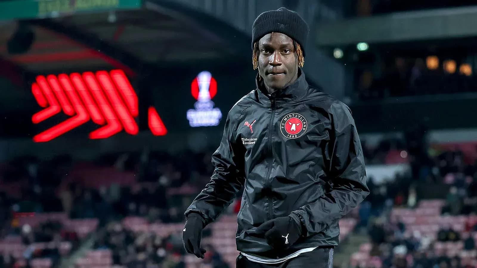 Jugador de FC Midtjylland en el campo de juego