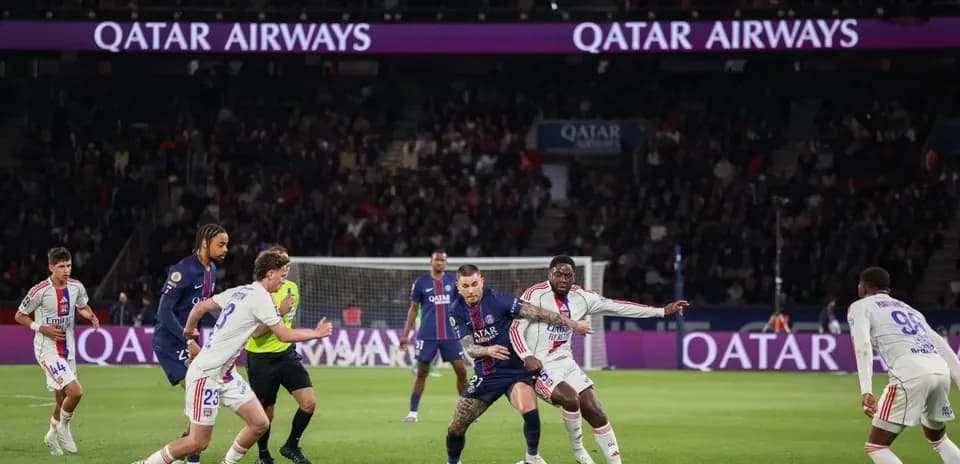 Jugadores compitiendo por el balón en partido