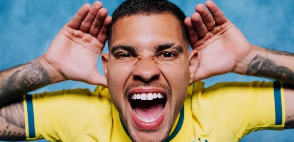 Jugador de Brasil haciendo un gesto divertido