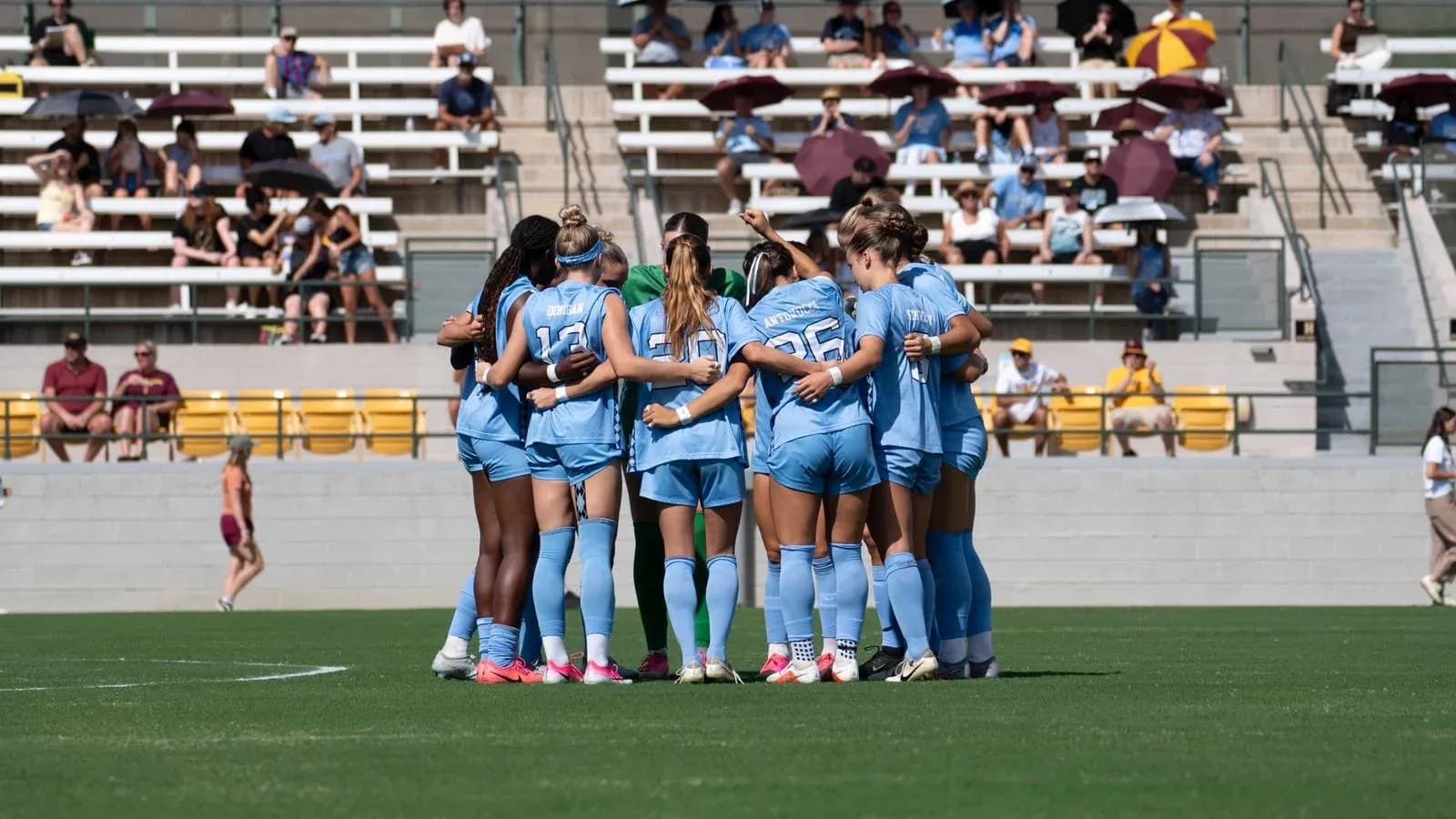 Equipo de fútbol femenino en círculo antes del partido