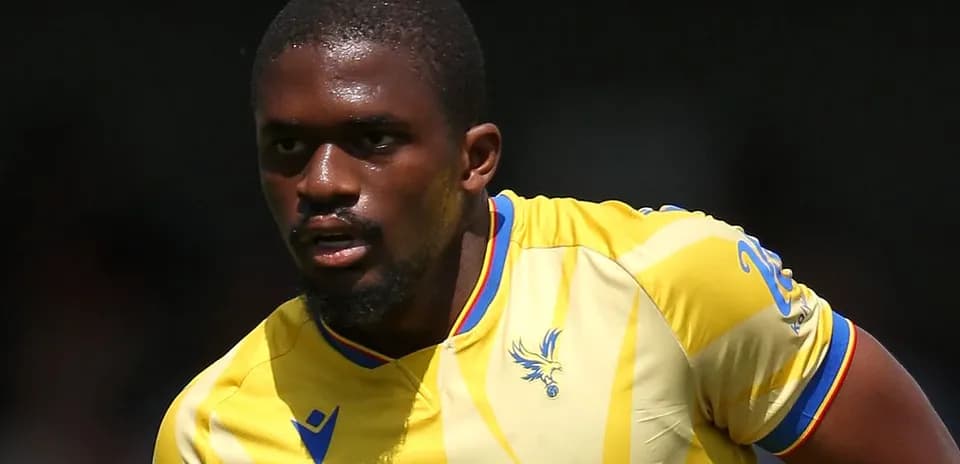 Jugador de fútbol con camiseta amarilla en acción