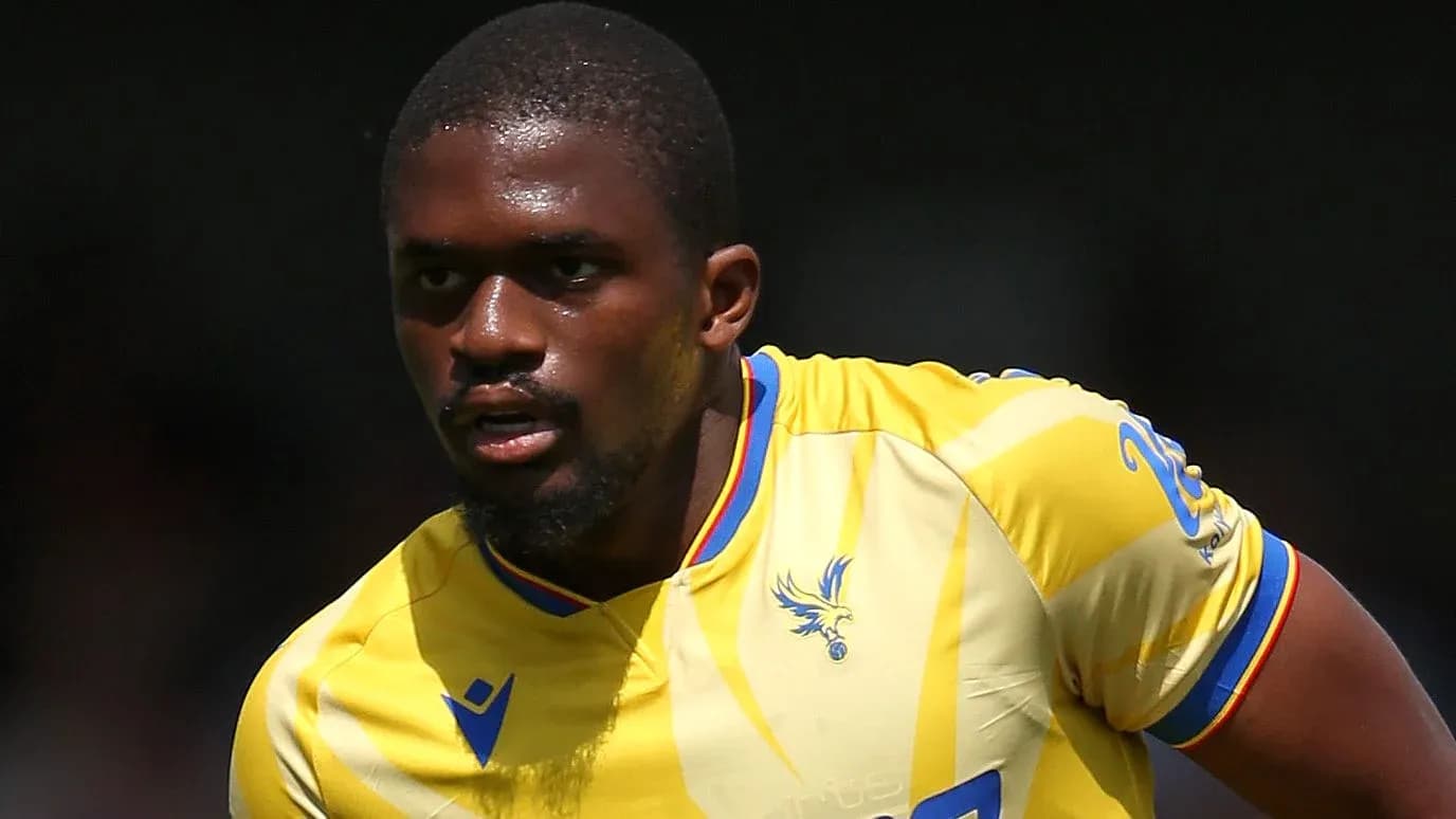 Jugador de fútbol con camiseta amarilla en acción
