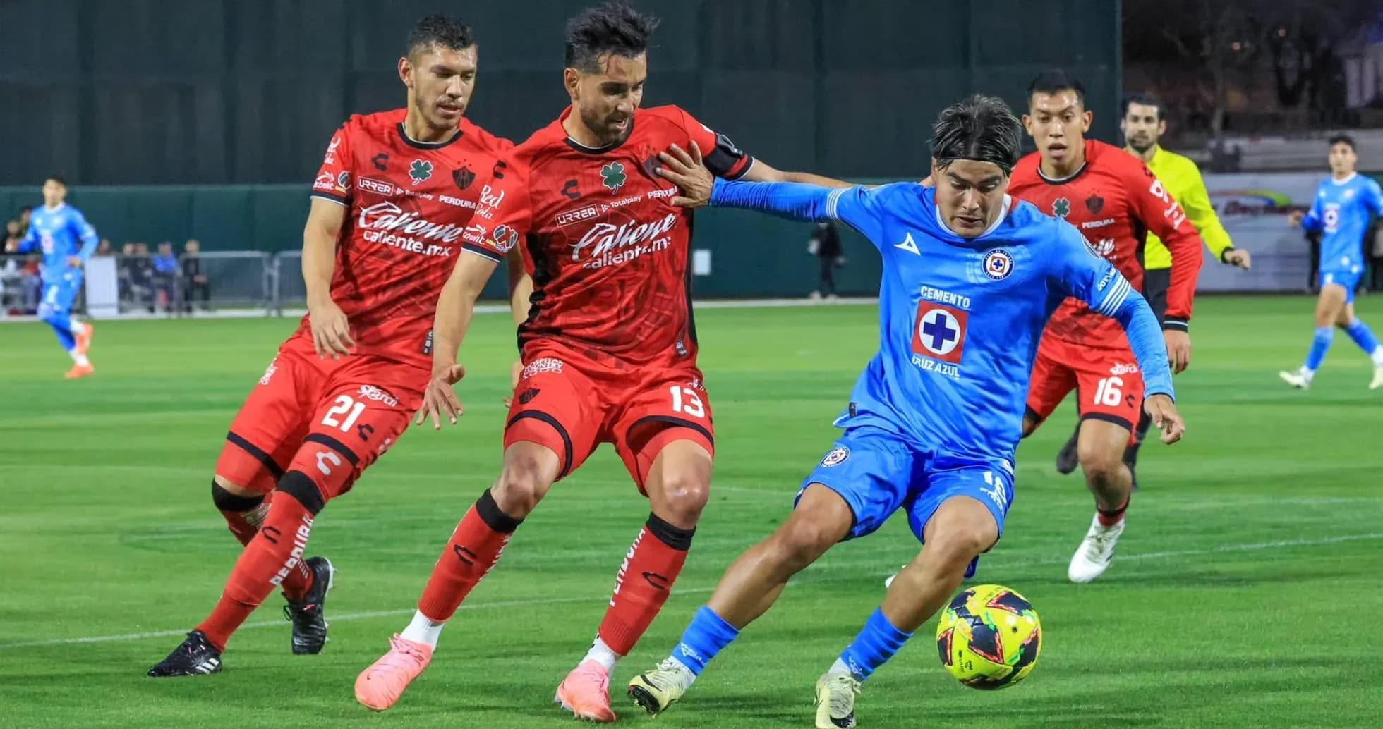 Jugador de Cruz Azul siendo marcado por Atlas