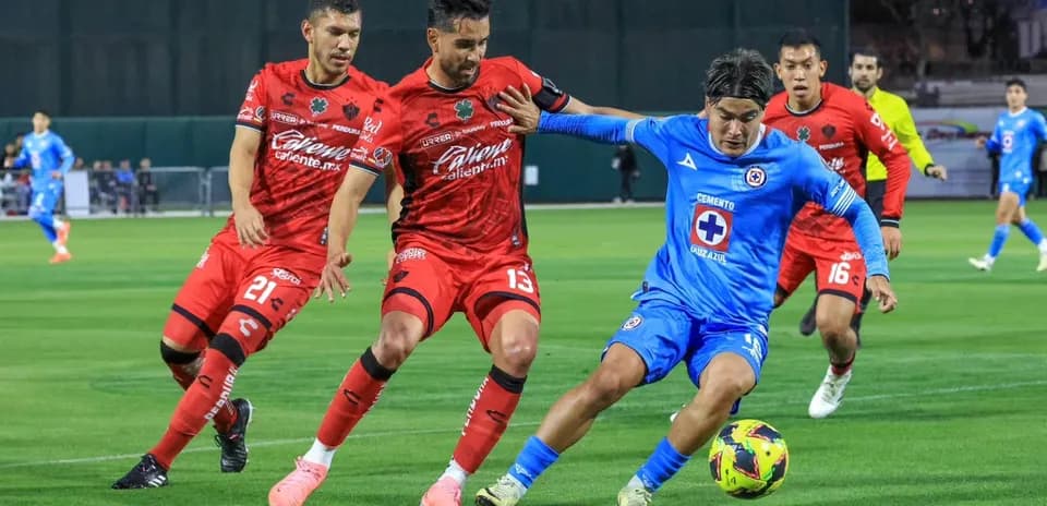 Jugador de Cruz Azul siendo marcado por Atlas