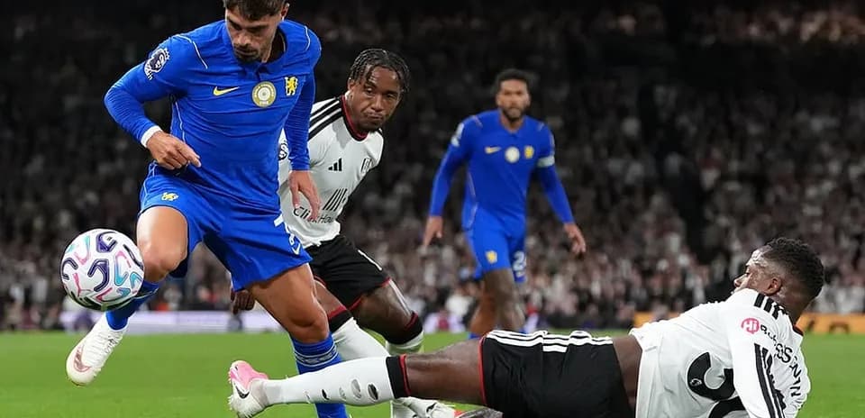Jugador de Chelsea esquivando a un defensor de Fulham