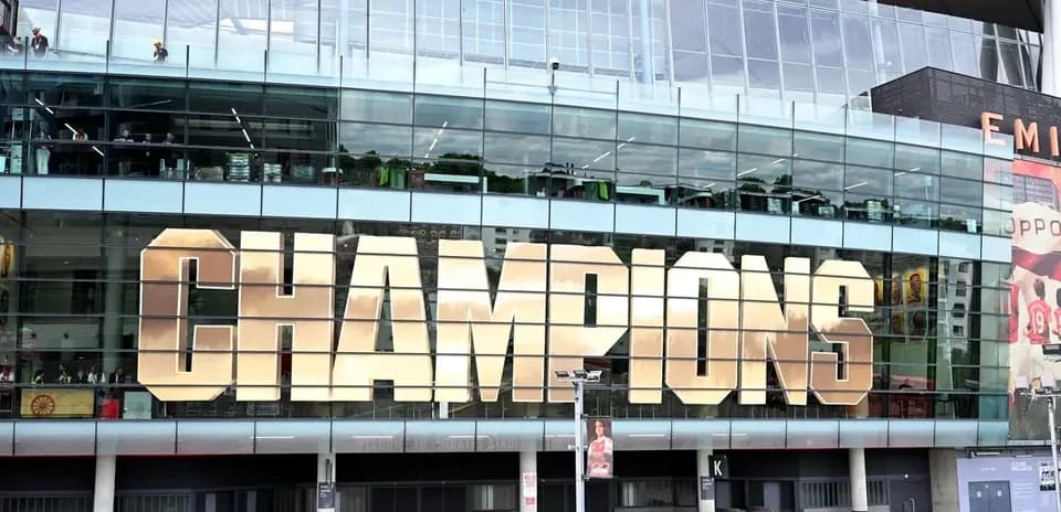 Letrero 'CHAMPIONS' en el Emirates Stadium
