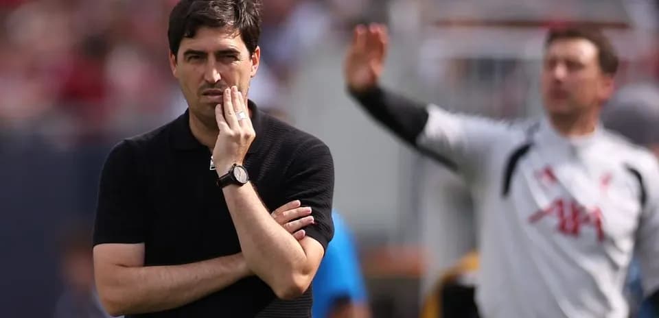 Entrenador observando el juego desde la línea lateral