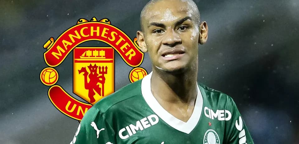 Jugador de Palmeiras con camiseta verde y logo de Manchester United