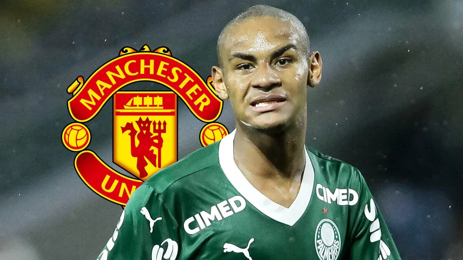 Jugador de Palmeiras con camiseta verde y logo de Manchester United