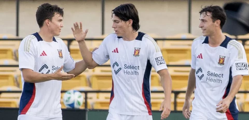 Jugadores de Real Monarchs celebrando un gol