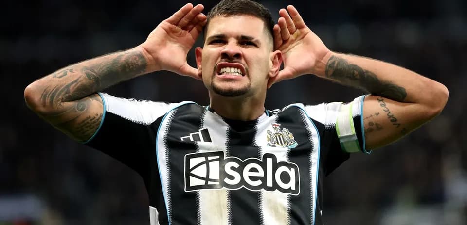 Jugador de Newcastle celebrando un gol con gestos