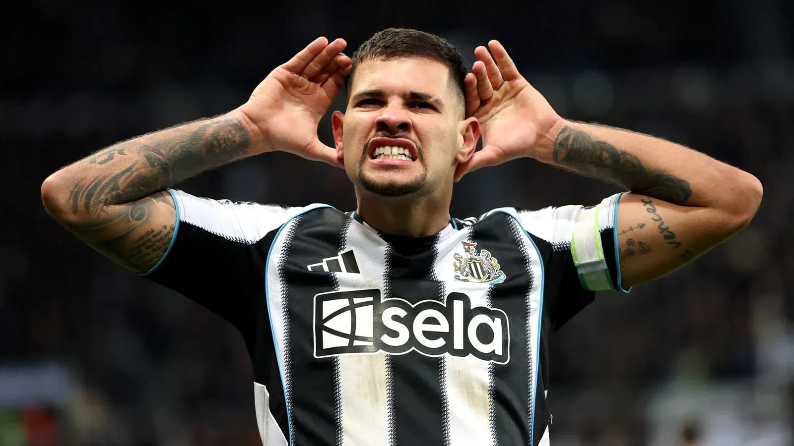Jugador de Newcastle celebrando un gol con gestos