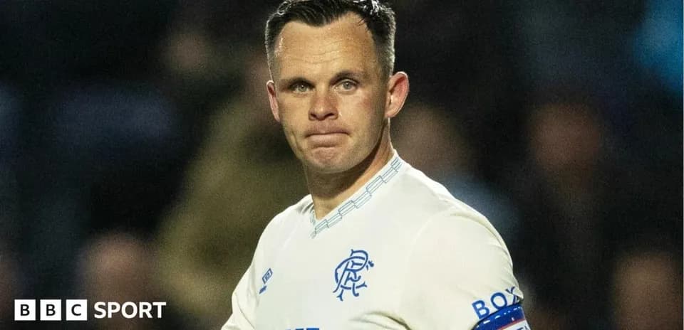 Jugador de Rangers con banda de capitán en el campo