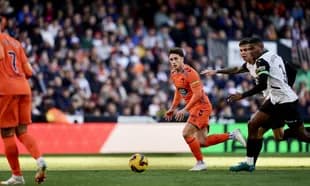 Jugadores de Valencia y Celta compitiendo por el balón