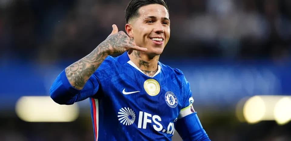 Jugador de Chelsea celebrando con gesto telefónico
