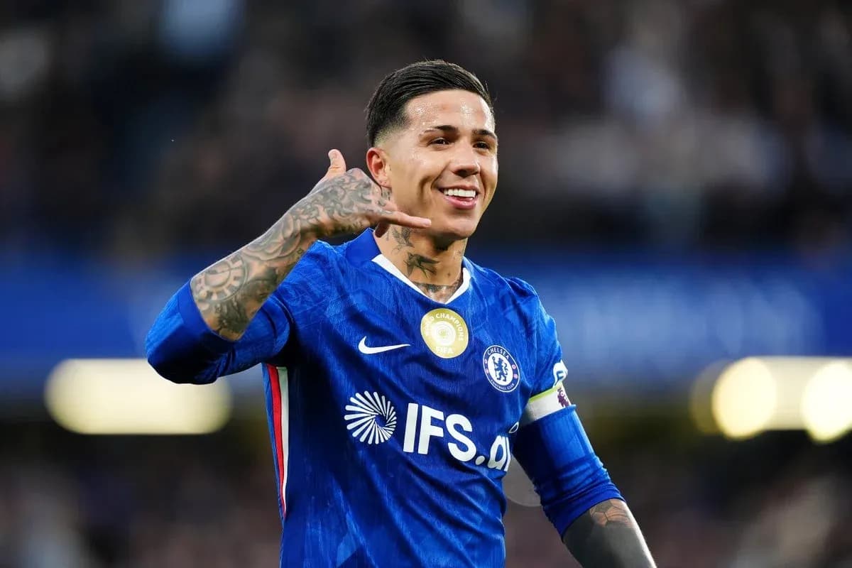 Jugador de Chelsea celebrando con gesto telefónico