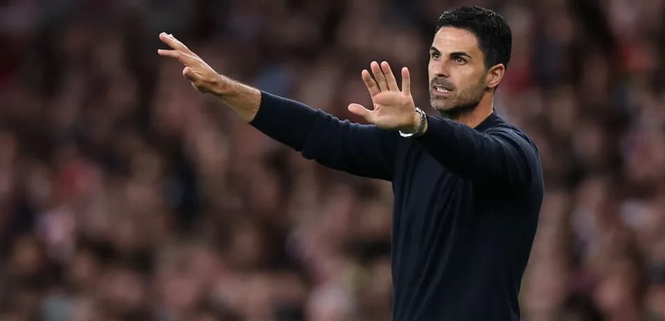 Entrenador dando instrucciones desde la línea de banda