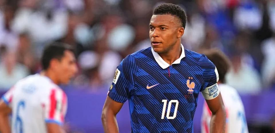 Kylian Mbappé jugando para Francia en un partido