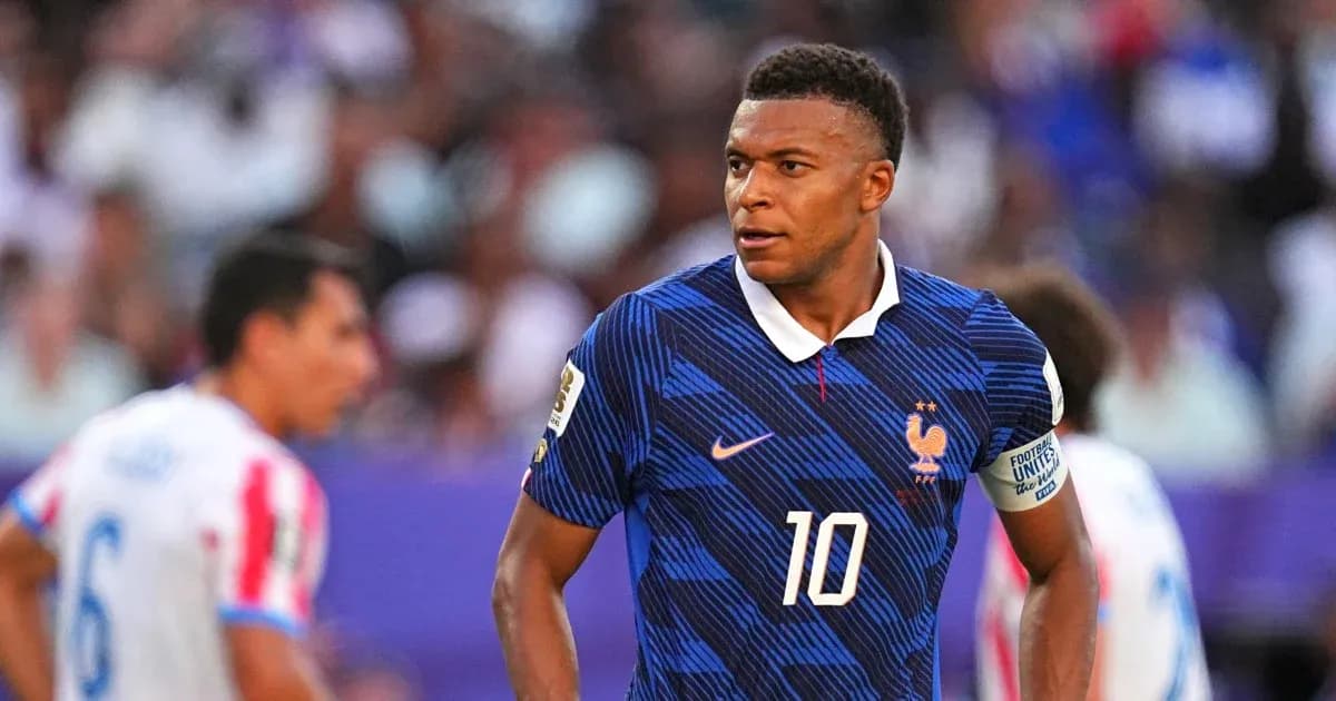Kylian Mbappé jugando para Francia en un partido