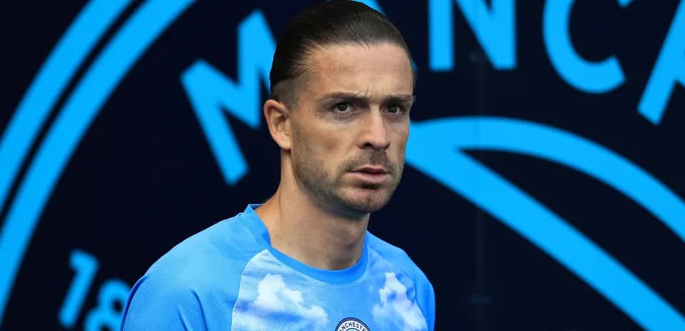 Jugador de Manchester City en camiseta azul con nubes