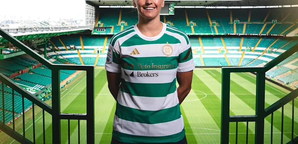 Jugadora posando en el estadio de Celtic Park