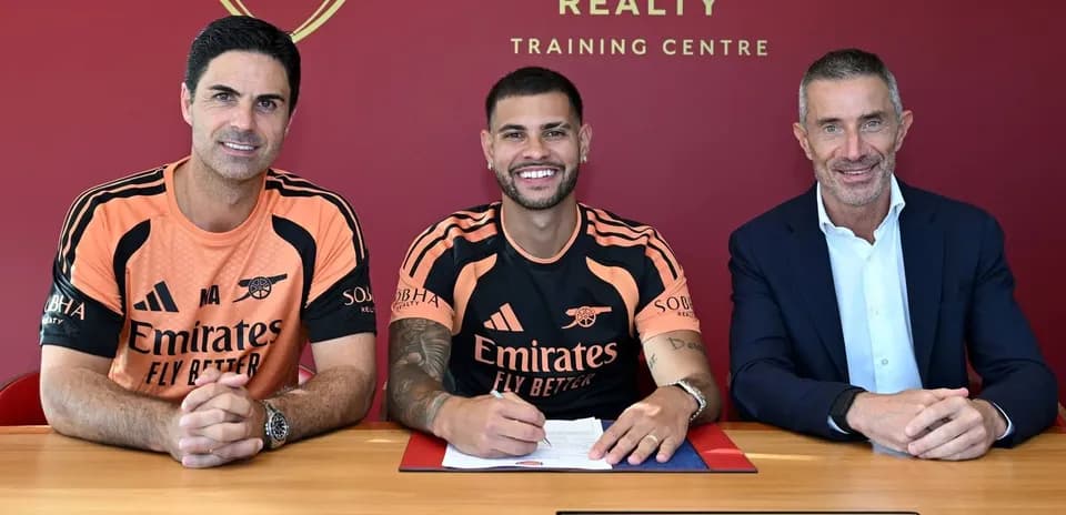 Jugador firmando contrato con el club Arsenal