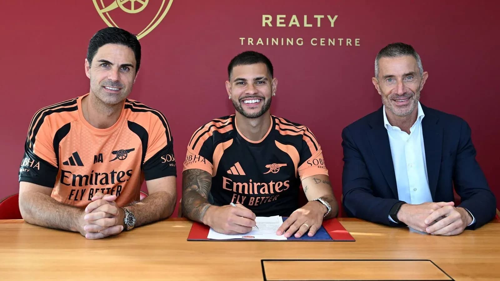 Jugador firmando contrato con el club Arsenal