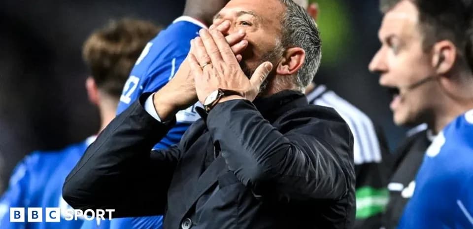 Entrenador gesticulando durante el partido en el banquillo