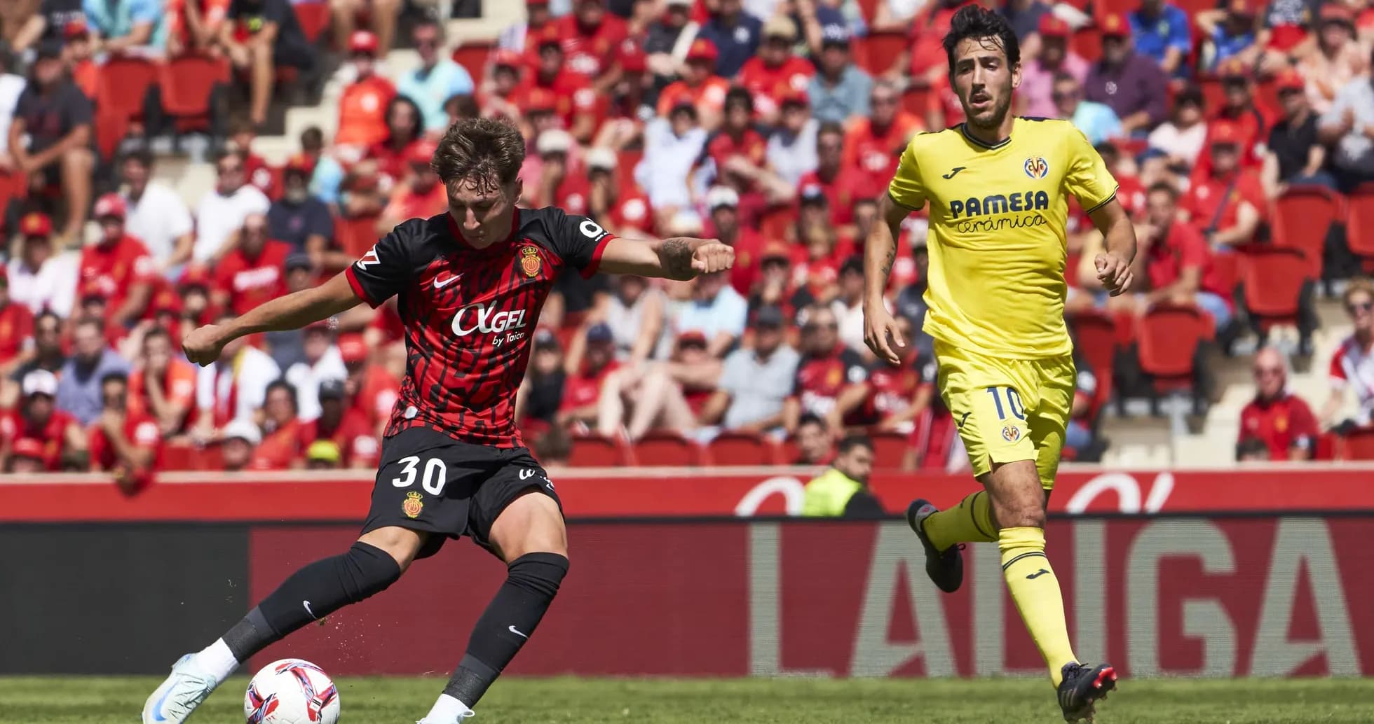 Jugador de Mallorca en acción contra Villarreal