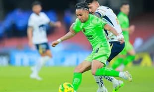 Jugadores compitiendo por el balón en el partido