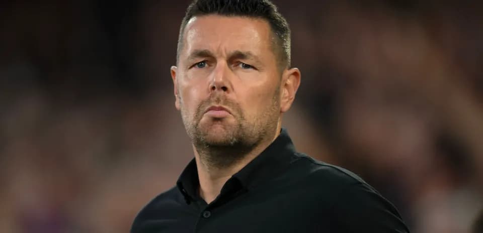 Entrenador observando el partido desde la línea lateral
