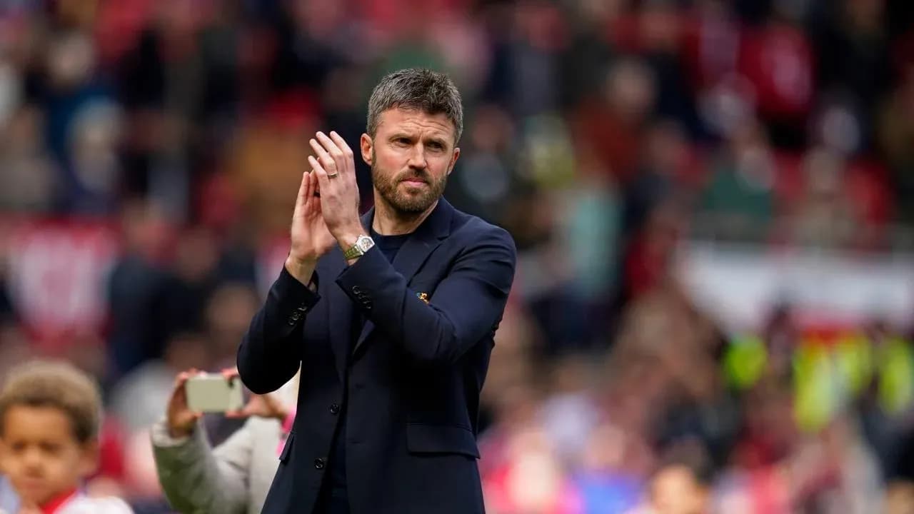 Entrenador aplaudiendo en el campo de fútbol