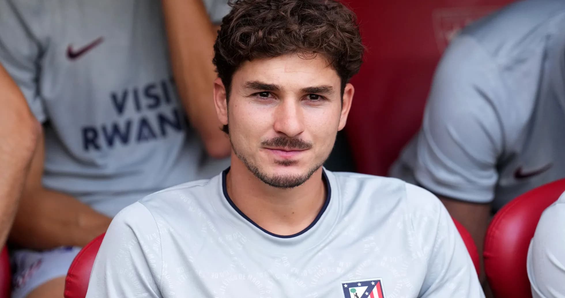 Jugador sentado en el banquillo de Atlético de Madrid