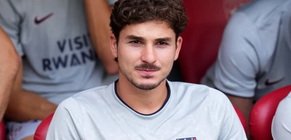 Jugador sentado en el banquillo de Atlético de Madrid