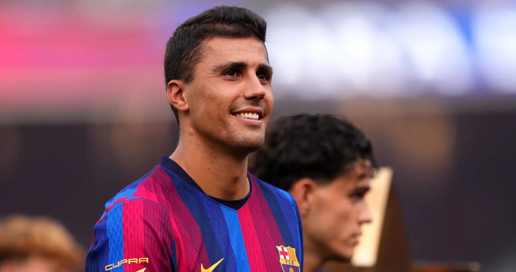 Jugador de Barça sonriendo durante ceremonia de premios