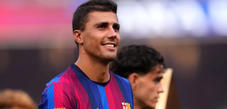 Jugador de Barça sonriendo durante ceremonia de premios