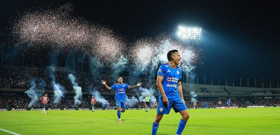 Jugadores de Cruz Azul celebrando un gol
