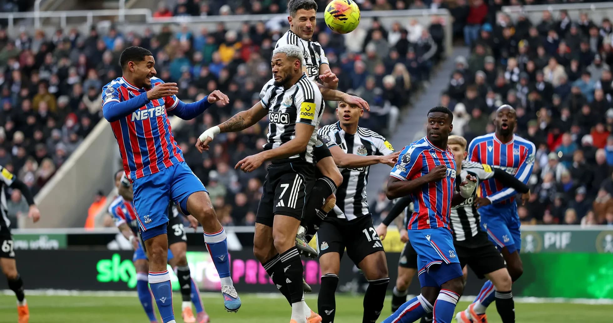 Jugadores de Crystal Palace y Newcastle en acción