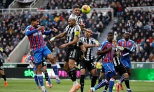 Jugadores de Crystal Palace y Newcastle en acción
