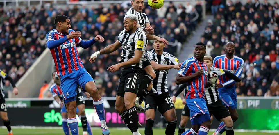 Jugadores de Crystal Palace y Newcastle en acción