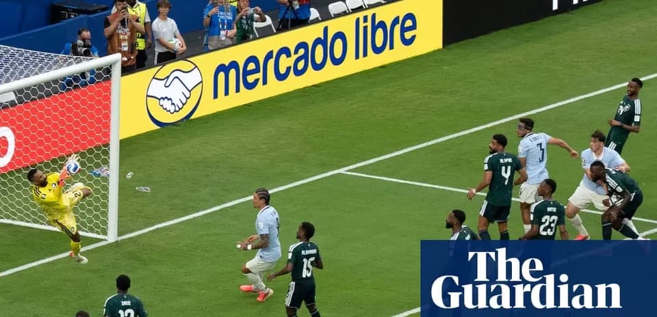 Portero deteniendo un tiro en el partido