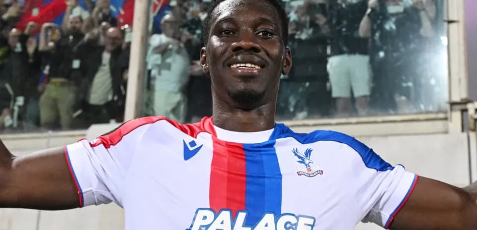 Jugador de Crystal Palace celebrando con aficionados