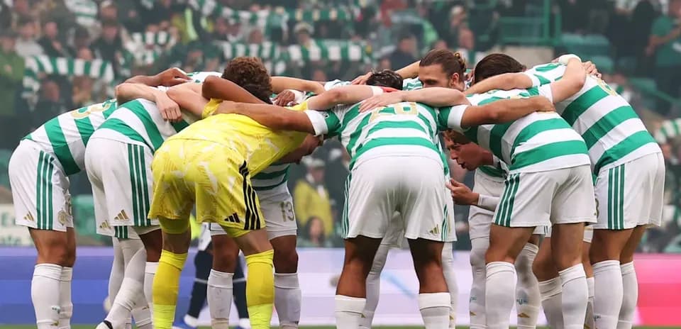 Equipo de fútbol Celtic formando un círculo antes del partido